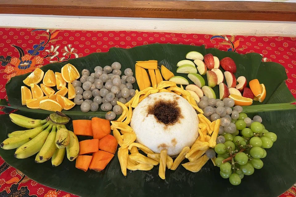 முன்னோர்களுக்காக சிட்டி மலாக்கர்கள் ‘பரச்சு’ எனும் படையலைப் படைத்து வழிபடுகின்றனர்.