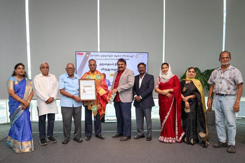 பழம்பெரும் செய்தி ஊடகவியலாளரும் சிங்கப்பூர்த் தமிழ் எழுத்தாளர் கழகத்தின் முன்னாள் தலைவருமான  நா. ஆண்டியப்பனுக்குத் (இடமிருந்து நான்காமவர்)  ‘தந்தையர் திலகம்’ விருது வழங்கப்பட்டது.