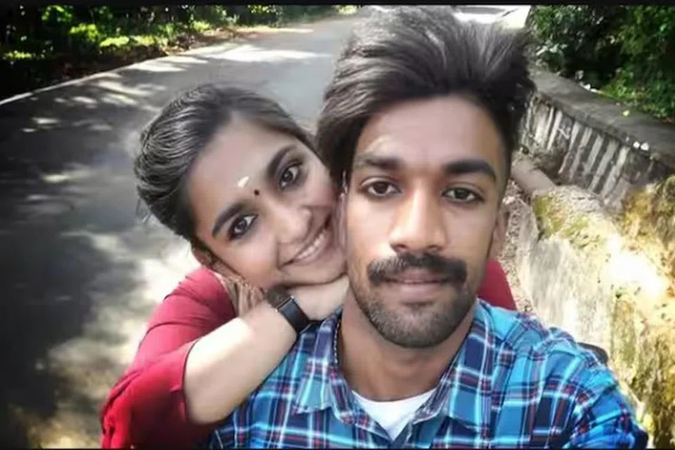 காதலன் ஷரோன் ராஜுடன் கிரீஷ்மா.