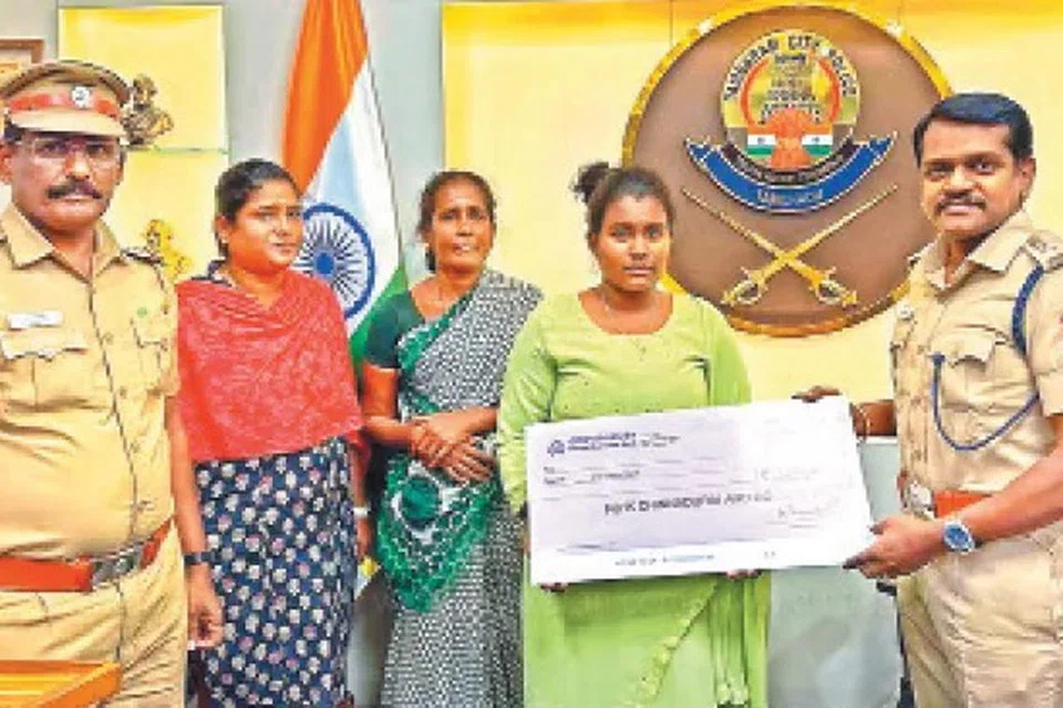 பள்ளிக்கரணை பகுதி வியாபாரிகளிடம் ரூ.1 லட்சத்துக்கான  நிதியுதவியைப் பெற்று தனது கல்லூரி படிப்பைத் தொடர விரும்பிய மாணவி சத்யஜோதியிடம் துணை ஆணையர் கார்த்திகேயன் காசோலையாக வழங்கினார். 