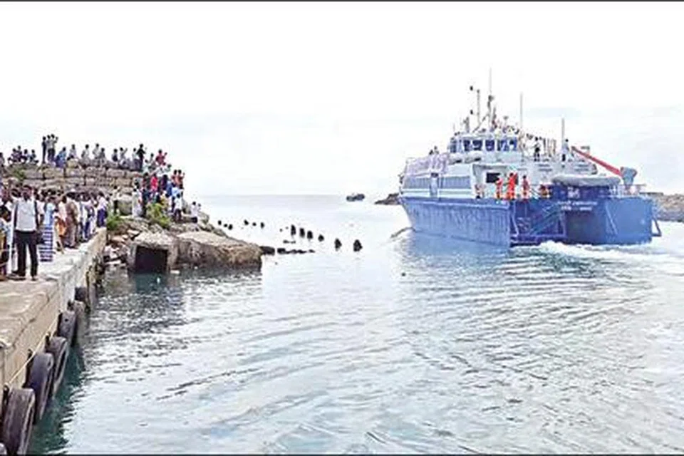 பயணிகள் கப்பல் சேவையின் தொடக்க விழாவில் பலர் பங்கேற்றனர்.