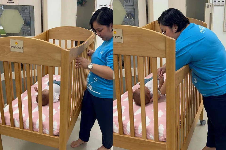 ஆசிரியரின் உயரத்துக்கு ஏற்றவாறு நகர்த்தக்கூடிய மரத்தொட்டில், முதுகுவலி ஏற்படாமல் செயல்பட ஸ்கூல்4கிட்ஸ்@ஒன் பொங்கோல் பாலர் பள்ளி ஆசிரியர்களுக்கு வழிவகுக்கிறது.