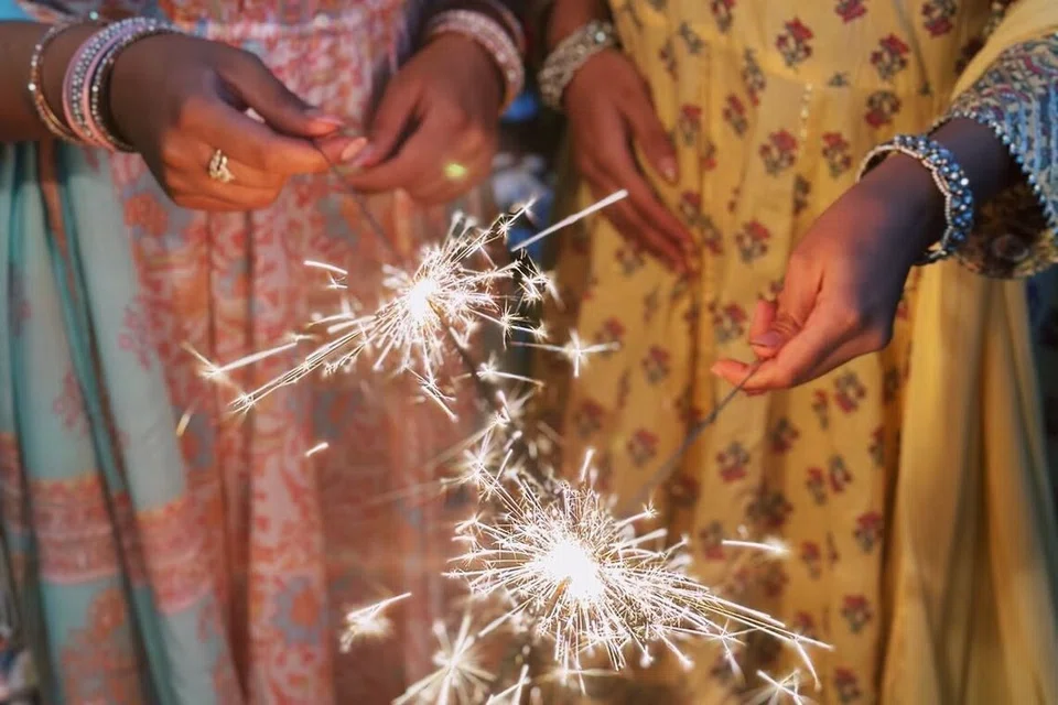 சுற்றுச்சூழல், சமூகப் பொறுப்புணர்வு பற்றிய விழிப்புணர்வின் அடிப்படையில், கொண்டாட்டங்களுக்கான ஆடைகளில் நிலைத்தன்மையைக் காண்பது  என்பது காலத்தின் தேவையாக உள்ளது. 