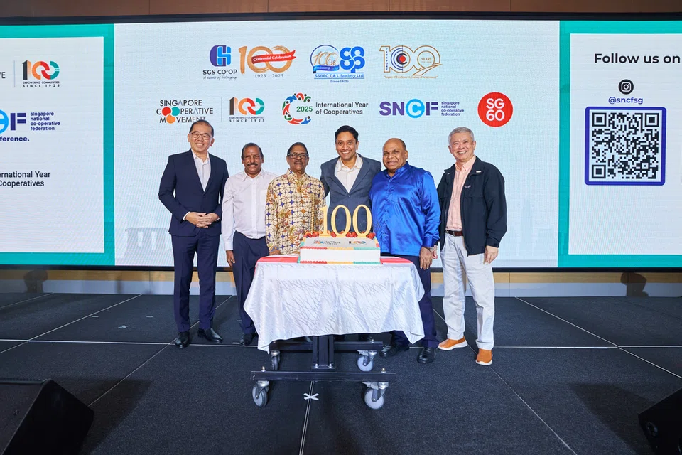 சிங்கப்பூர் கூட்டுறவு இயக்கம் 100 ஆண்டுகால அர்த்தமுள்ள தாக்கத்தை ஏற்படுத்தியதை கொண்டாடும் நிகழ்ச்சியில் துணை அமைச்சர் தினேஷ் வாசு தாஸ் (நடுவில்) சிறப்பு விருந்தினராகக் கலந்துகொண்டார்.                    
