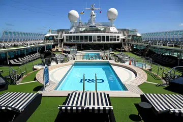 காமன்வெல்த் நாடுகளின் தலைவர்கள் கூட்டத்திற்கு (CHOGM) முன்னதாக சமோவாவின் தலைநகரான அபியாவில் ஒரு பயணக் கப்பல் நிறுத்தப்பட்டுள்ளது. அந்த சிறிய பசிபிக் தீவில் நடைபெறும் கூட்டத்தில் பங்கேற்பவர்கள் தங்குவதற்காக இக்கப்பலும் பயன்படுத்தப்படும்.