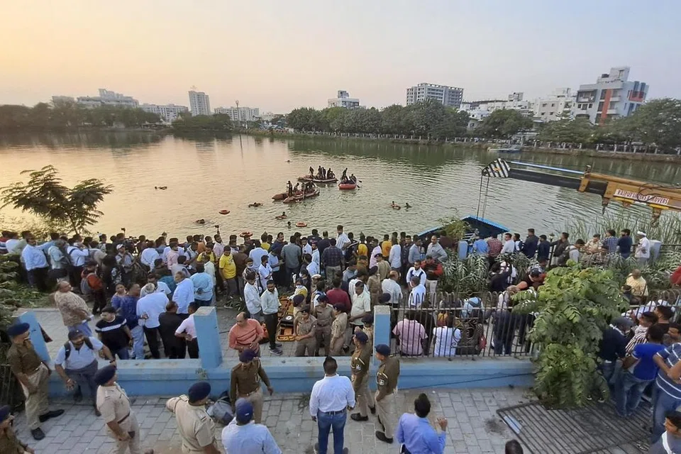 வதோதரா ஏரியில் வியாழக்கிழமை  படகு கவிழ்ந்ததில் இரு ஆசிரியர்களும் 14 மாணவர்களும் உயிரிழந்தனர். 