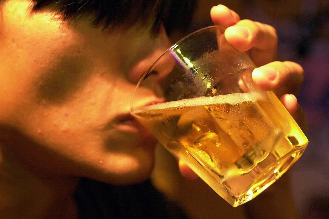 அளவுக்கு மிஞ்சிய மதுப் பழக்கமும் பக்கவாத பாதிப்பும் 