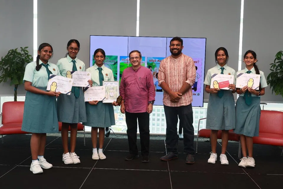 வெற்றி பெற்ற மாணவர்களுடன் தமிழ்முரசு நாளிதழ் ஆசிரியர் த.ராஜசேகர் மற்றும் ஜெகன்நாத்.
