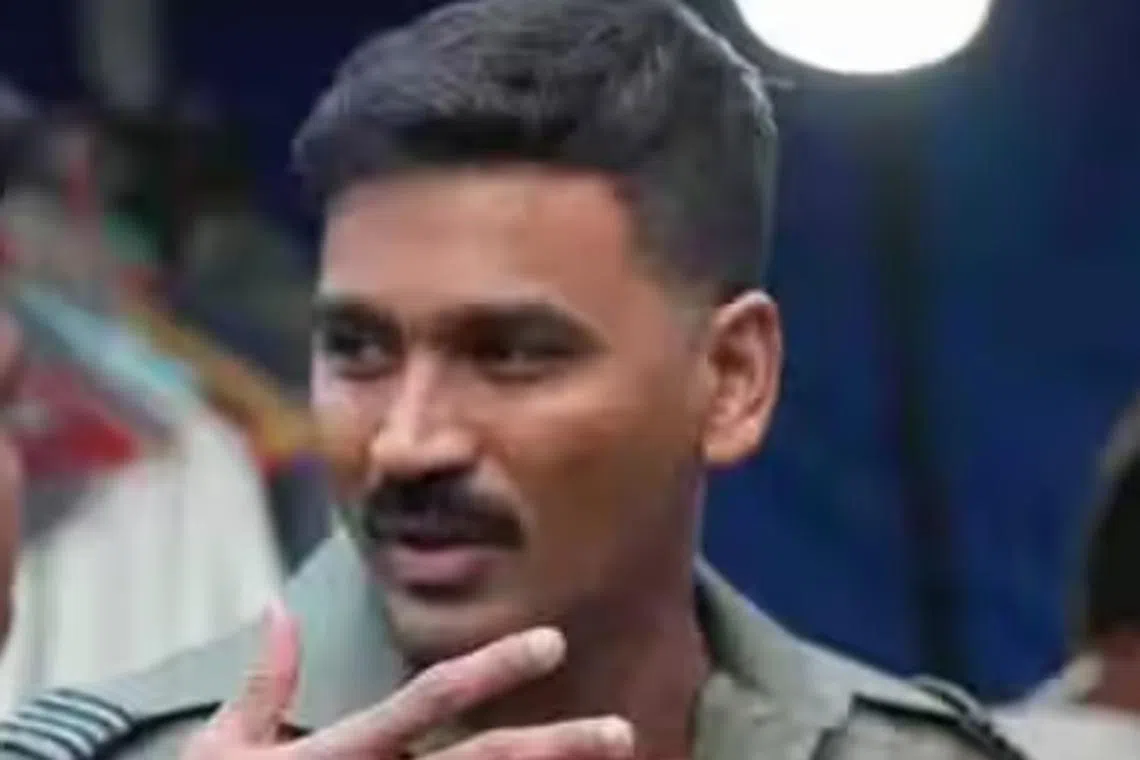 விமானப்படை அதிகாரியாக தனுஷ்