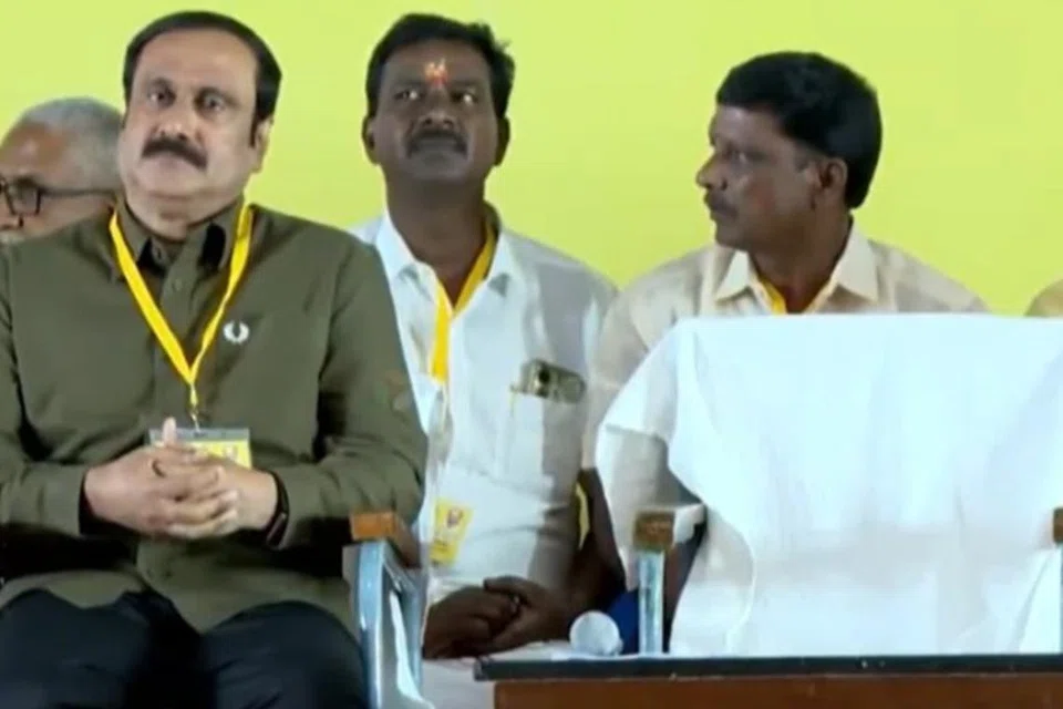 பொதுக்குழுவில் காலியாக உள்ள இருக்கைக்கு அருகே அமர்ந்துள்ள அன்புமணி.