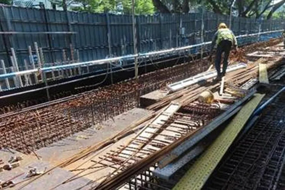 ஊழியர்களுக்குத் தகுந்த காலணிகள் வழங்காதது, மோசமான பராமரிப்பு நடைமுறைகள் ஆகியன பாதுகாப்புக் குறைபாடுகளில் அடங்கும். 