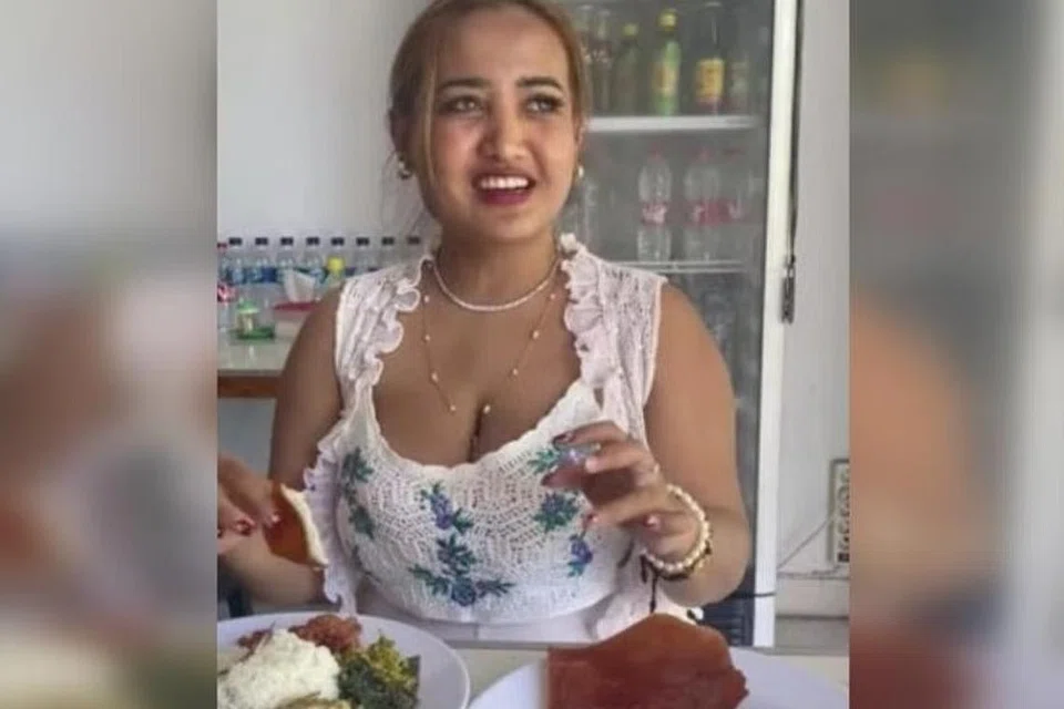 லீனா முகர்ஜி தனது காணொளியில் பன்றி இறைச்சியை உண்பதற்கு முன்னர் இஸ்லாமிய முறையில் வழிபட்டார்.