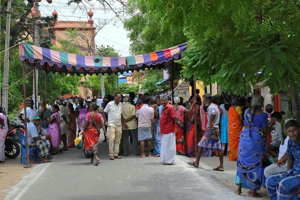 கள்ளக்குறிச்சி மாவட்டத்தில் கள்ளச் சாராயம், தடைசெய்யப்பட்ட போதைப்பொருள்கள் விற்பனையைத் தடுக்க 562 கிராம அளவிலான கண்காணிப்புக் குழுக்கள் நியமனம் செய்யப்பட்டுள்ளன.