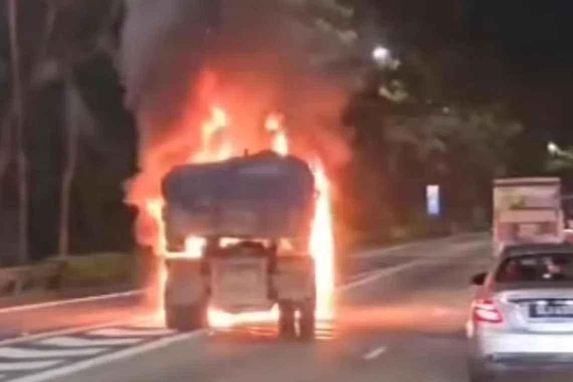 தீயில் எரிந்த லாரி: பிஐஇயில் நெரிசல்