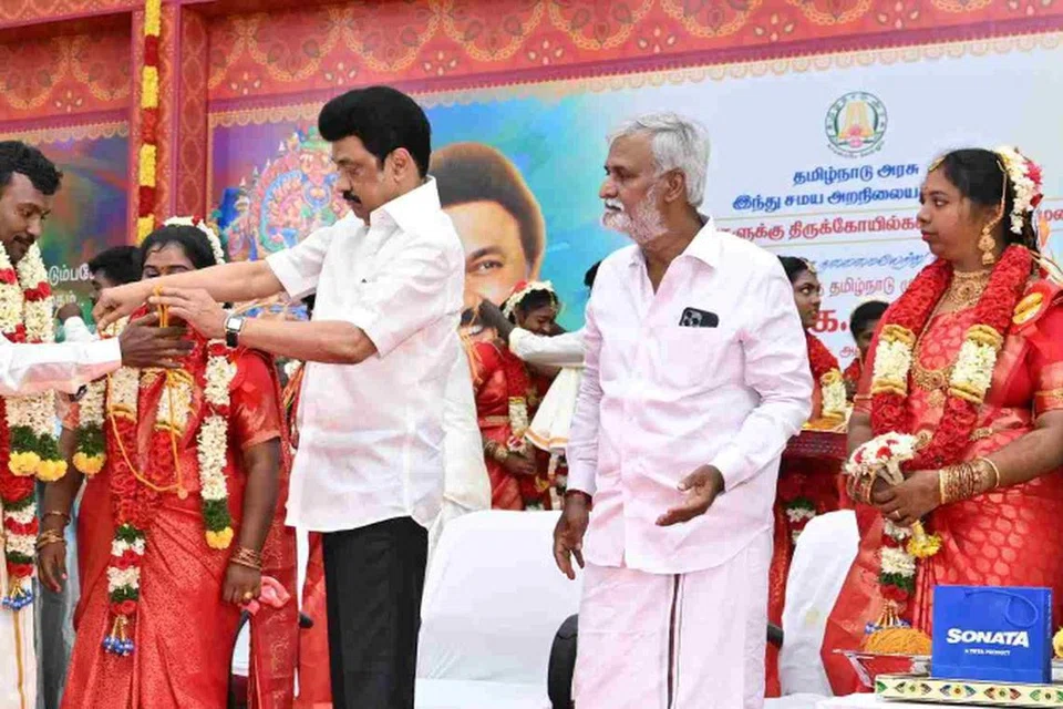 இந்து சமய அறநிலையத்துறை சார்பில் சென்னை திருவான்மியூரில் 31 இணையர்களுக்குத் திருமணம் நடத்தி வைத்த தமிழக முதல்வர் மு.க. ஸ்டாலின்.