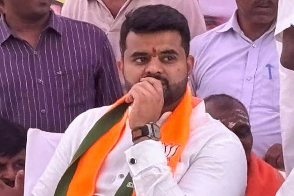ஹாசன் தொகுதி எம்.பி.யான 33 வயதான பிரஜ்வல் ரேவண்ணா மீண்டும் அதே தொகுதியில் பாஜக கூட்டணியின் சார்பில் களமிறங்கியுள்ளார். 