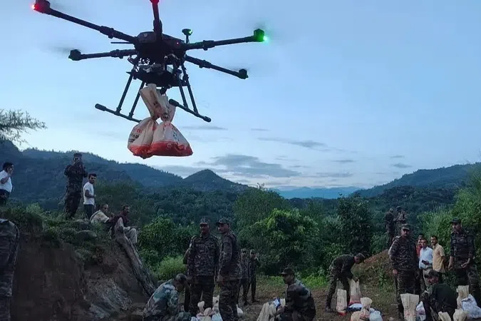 இந்திய எல்லைக்குள் ஆயுதங்கள் கடத்தி வந்த பாகிஸ்தான் டிரோன்கள் தாக்கி அழிப்பு