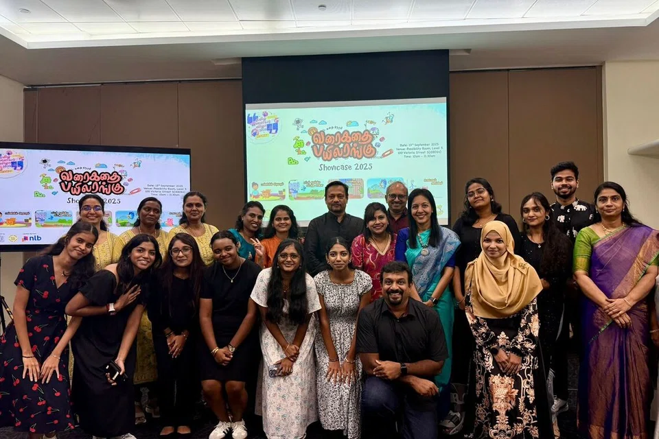 வரைகதைப் பயிலரங்கில் பங்குபெற்ற மாணவர்களுடன் சிறப்பு விருந்தினர் முகமது அலி.