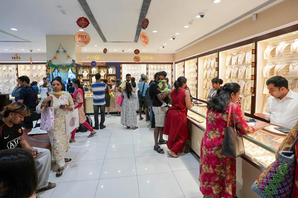 லிட்டில் இந்தியா வட்டாரத்தில் உள்ள நகைக்கடைகளில் ஞாயிற்றுக்கிழமை (ஏப்ரல் 19) தங்கம் வாங்க அலைமோதிய மக்கள் கூட்டம்.