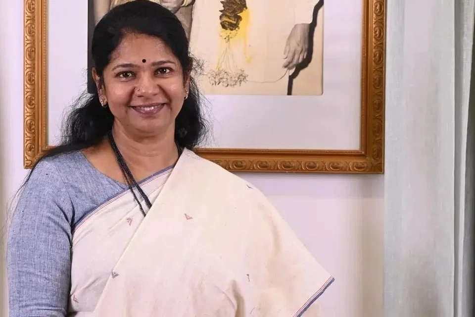 அரசு ஆவணங்கள், அரசியல் அரங்கில் ‘கனிமொழி கருணாநிதி’ என்று அறியப்பட்டு வந்த அவர், தற்போது தமது தாயார் ராஜாத்தி அம்மாளின் பெயரைத் தமது பெயரின் நடுவில்  இணைத்துள்ளார்.