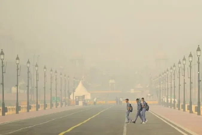 டெல்லியில் காற்று மாசு: வழக்குகளை இணையம்வழி விசாரிக்க தலைமை நீதிபதி ஆலோசனை 