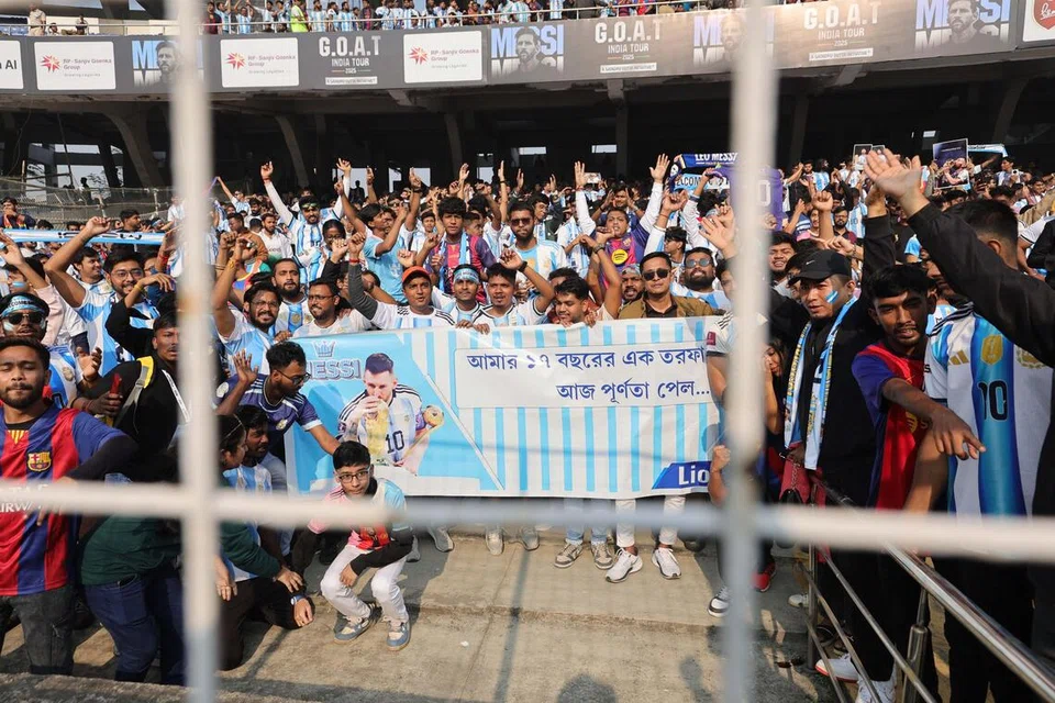 கோல்கத்தாவில் உள்ள விளையாட்டுத் திடலில் லயனல் மெஸ்ஸியைக் காணத் திரண்டிருந்த ரசிகர்கள்.