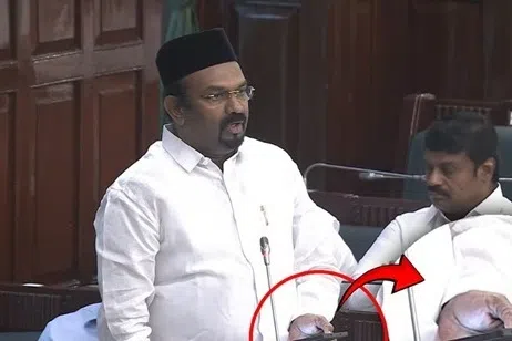 சட்டமன்றத்துக்குள் கைப்பேசி கூடாது: அமைச்சருக்கு சபாநாயகர் அறிவுறுத்து