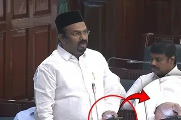 அமைச்சர் ஷாஜகான் தன் கைப்பேசியில் உள்ள குறிப்புகளை அவையில் பார்த்துப் படித்தது மற்ற உறுப்பினர்கள் இடையே அதிர்ச்சியை ஏற்படுத்தியது.