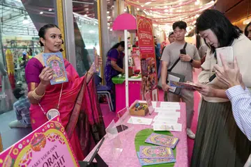 புதுப்பிக்கப்பட்ட தீபாவளி நடவடிக்கை புத்தகத்தை நிலையத்தின் முதல் தளத்தில் பார்வையாளர்கள் பெற்றுக்கொள்ளலாம்.
