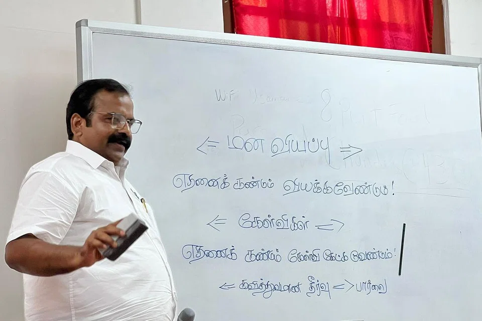 கவிதை பொருட்செறிவோடு இருக்க வேண்டும் என்பதும் அதனை முத்தாய்ப்பாக முடிக்க வேண்டும் என்பதும் கவிஞர் மகுடேசுவரனின் அறிவுரை. படம்: கவிமாலை