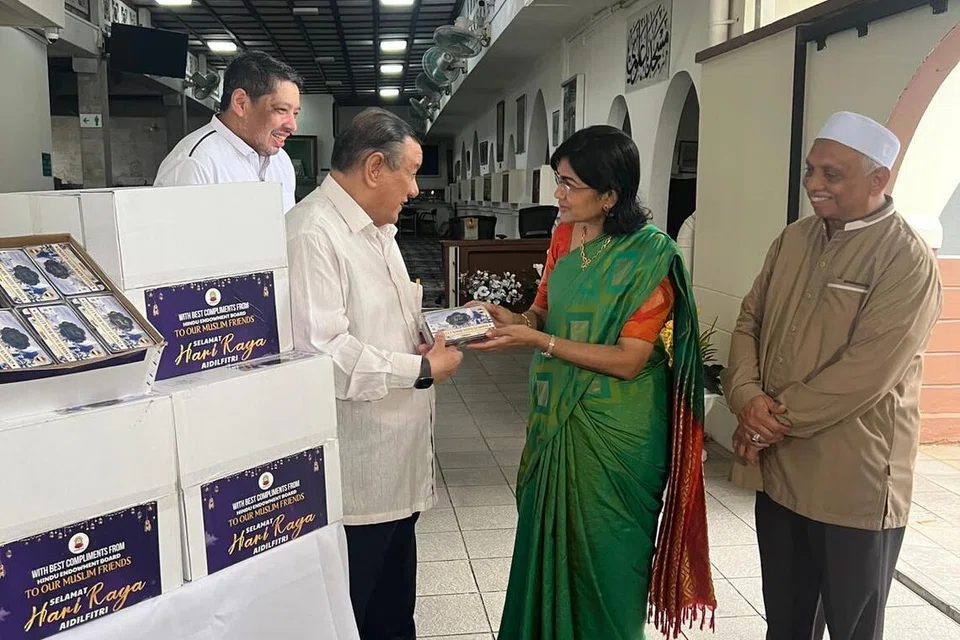 ரமலான் நோன்பு துறப்பு நிகழ்ச்சிகளுக்கு ஆதரவாக, இந்து அறக்கட்டளை வாரியம் ஆறு பள்ளிவாசல்களுக்கு 720 கிலோ கிராம் பேரீச்சம்பழங்களை அன்பளிப்பாக வழங்கியது. 