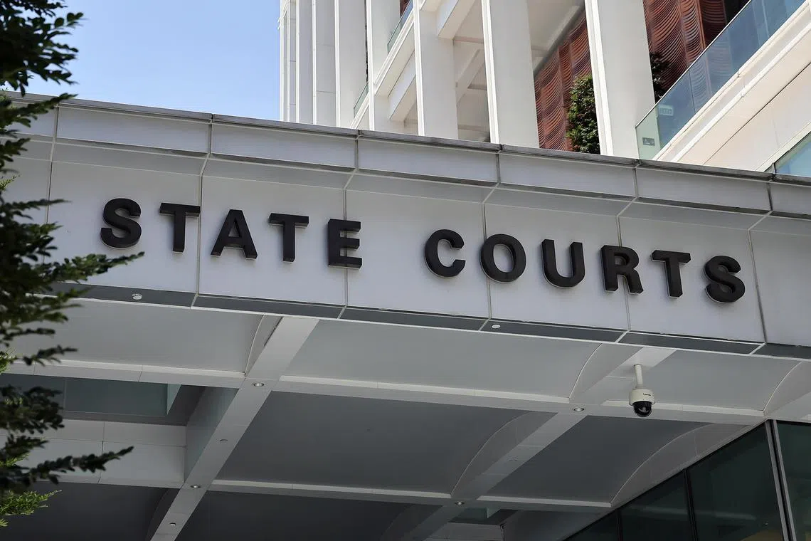 வகுப்பில் மாணவரைத் தொட்ட முன்னாள் ஆசிரியருக்குச் சிறை