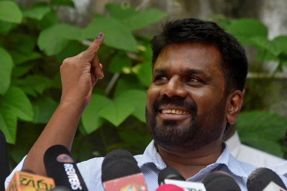 தேசிய மக்கள் சக்தியின் அதிபர் வேட்பாளரான அனுர குமார திசாநாயக்க, வாக்களித்த பின்னர் வாக்களிப்பு நிலையத்துக்கு வெளியே மை வைக்கப்பட்ட விரலைக் காட்டுகிறார்.