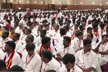 மாமல்லபுரத்தில் நடந்த தமிழக வெற்றிக் கழகத்தின் சிறப்புப் பொதுக் குழுக் கூட்டத்தில் கலந்துகொண்ட தொண்டர்கள்.