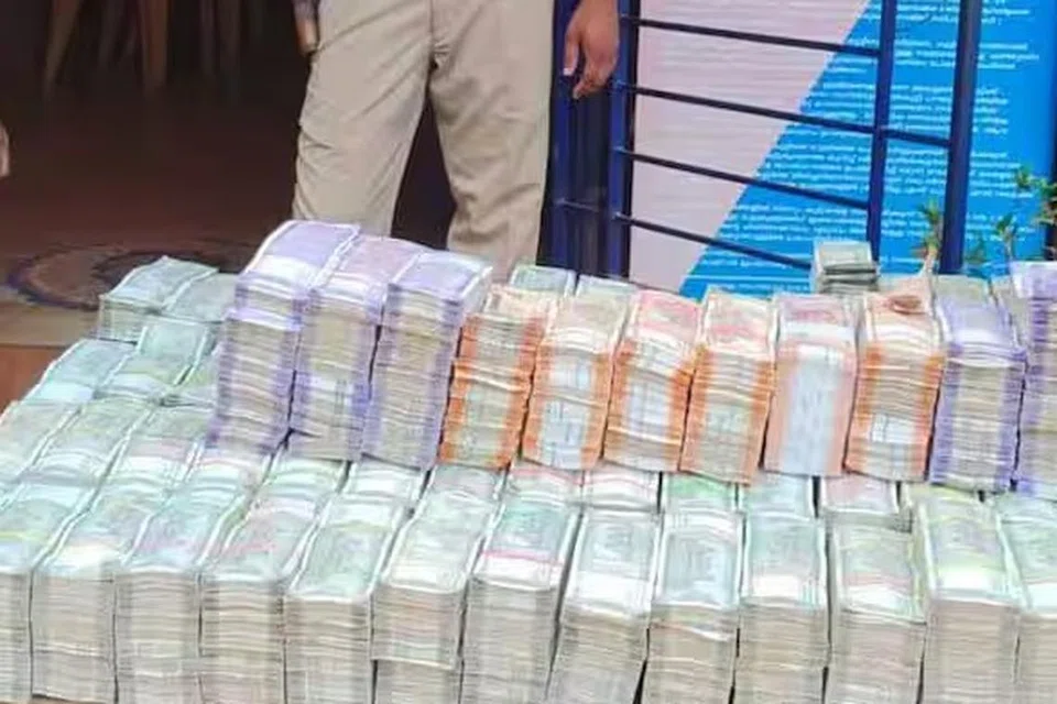 காவல்துறையிடம் சிக்கிய கட்டுக்கட்டான பணம்.