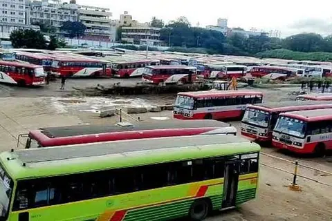 வாக்களிக்க ஊர்திரும்புவோர்க்காக அரசு விரைவுப் போக்குவரத்துக் கழகம் சார்பில் 5,574 சிறப்புப் பேருந்துகள் இயக்கப்படுகின்றன.
