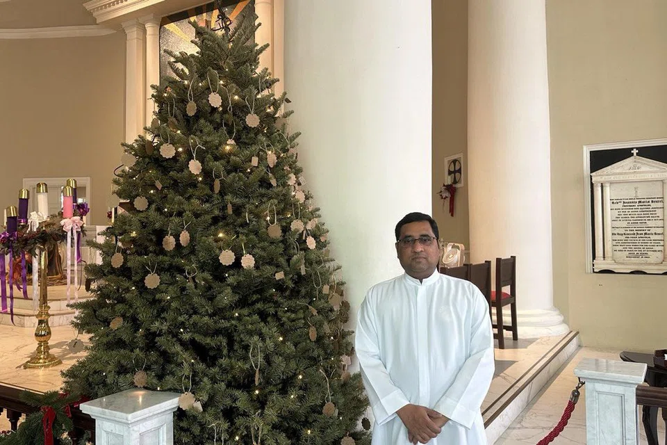 த கதீட்ரல் ஆஃப் குட் ஷெப்ஹேர்ட் கத்தோலிக்க தேவாலயத்தில் பாதிரியாராக இயேசு நாதருக்கு சேவை புரிகிறார் நத்தானியல்.