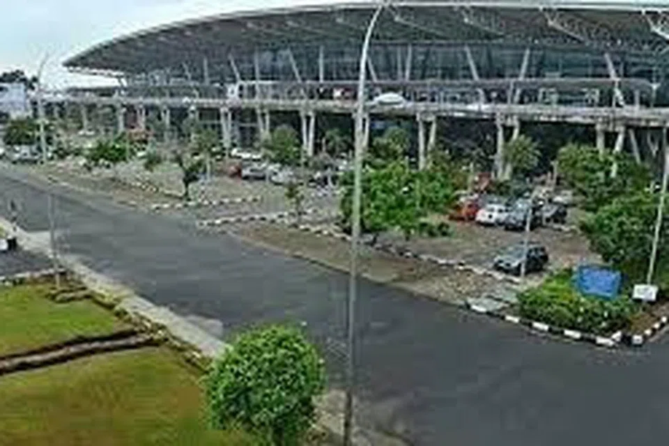 சூறைக்காற்றுடன் கனமழை பெய்ததால் புதன்கிழமை சில விமானங்கள் வானில் வட்டமடித்துக் கொண்டிருந்ததாகவும் அனுமதி வழங்கப்பட்ட பிறகே அவை தரையிறங்கியதாகவும் தெரிவிக்கப்பட்டது.