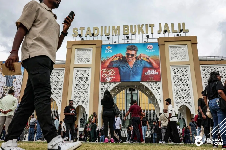 புக்கிட் ஜலில் விளையாட்டரங்கிற்கு வெளியே ரசிகர்கள்.