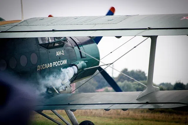 அமெரிக்க விரைவுச்சாலையில் விழுந்த சிறிய விமானம்; இருவர் மரணம்