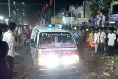 குழந்தைகள் பலரும்கூட கூட்ட நெரிசலில் சிக்கி உயிருக்குப் போராடியதாக தமிழக ஊடகச் செய்தி தெரிவிக்கிறது.