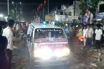 குழந்தைகள் பலரும்கூட கூட்ட நெரிசலில் சிக்கி உயிருக்குப் போராடியதாக தமிழக ஊடகச் செய்தி தெரிவிக்கிறது.