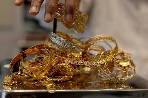 எல்லையில் ரூ.25 கோடி மதிப்பிலான தங்கம் பறிமுதல்: பெண் கைது