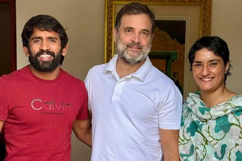 ராகுலை மல்யுத்த வீரர்களான பஜ்ரங் புனியா(வலம்), வினேஷ் போகத் ஆகியோர் சந்தித்துள்ளனர்.