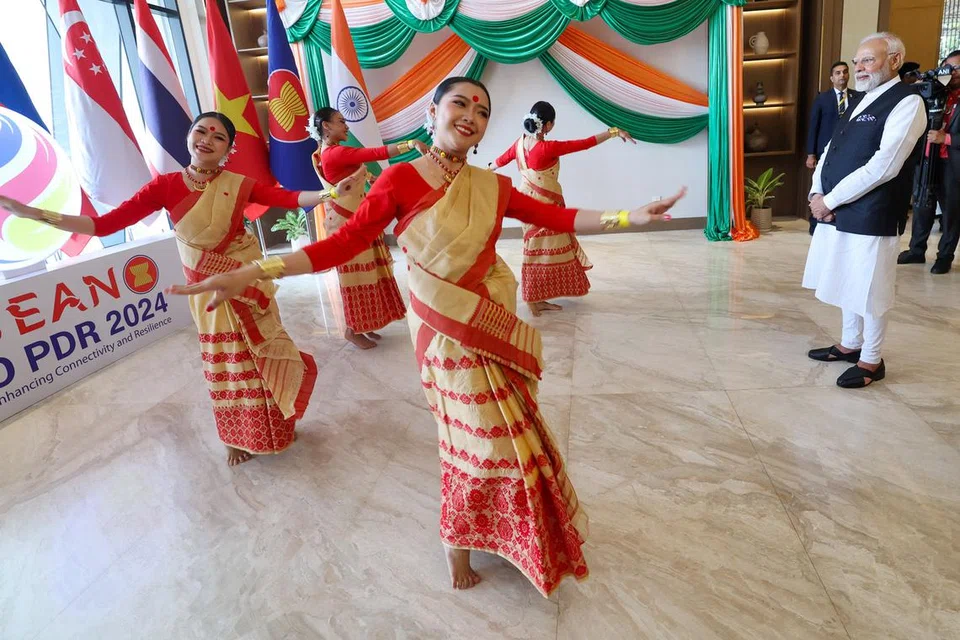 இந்தியச் சமூகத்தினரும் லாவோஸ் கலைஞர்களும் பிரதமர் மோடிக்கு வரவேற்பு அளித்தனர். 