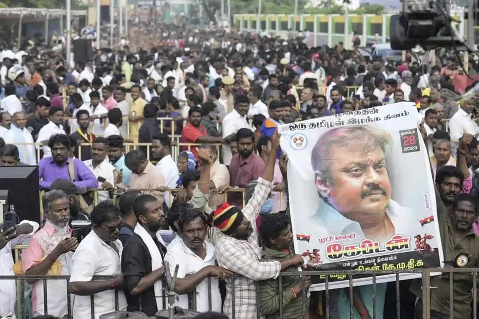 தீவுத்திடல் பகுதியில் வெள்ளிக்கிழமை காலை முதல் அஞ்சலி செலுத்த ஏராளமானோர் குவிந்தனர். 