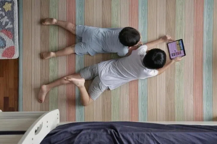 பிள்ளைகள் அதிக நேரம் திரைகளைப் பார்த்தால் முடிவெடுக்கும் திறன் மெதுவடையும்: சிங்கப்பூர் ஆய்வு 