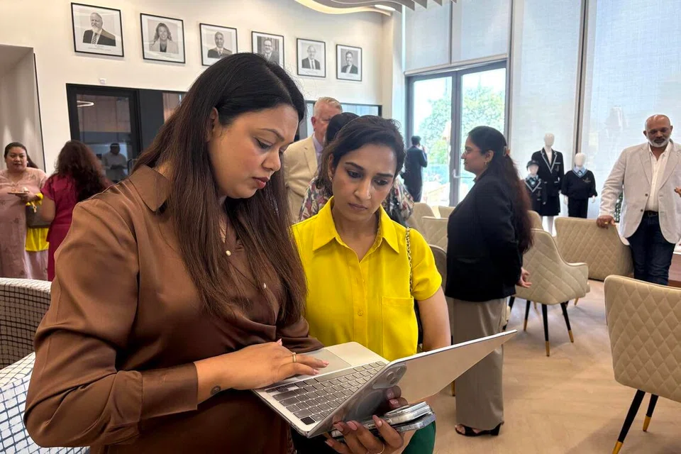 குருகிராம் நகரில் உள்ள குவீன் எலிசபெத் பள்ளியில் நடந்த கண்காட்சியில் பெற்றோர்கள் விவரங்களைப் பெறுகின்றனர். 