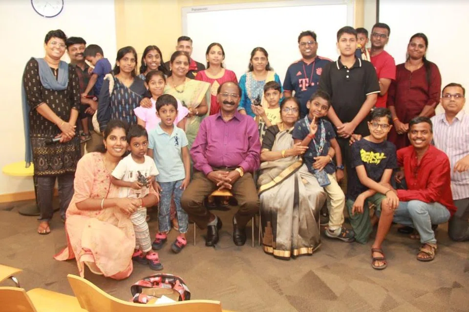 முனைவர் ந.செல்லகிருஷ்ணன், முனைவர் திருமதி சரோஜினி செல்லகிருஷ்ணன் ஆகியோருடன் (நடுவில்) ‘பொன்னியின் செல்வனில் வள்ளுவம்’ நிகழ்ச்சி பங்கேற்பாளர்கள்.