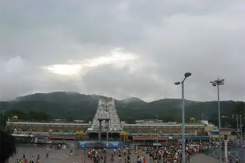 அசாம் மாநிலத்தின் கவுகாத்தியில் திருப்பதி ஏழுமலையான் கோயில் கட்டுவதற்காக அம்மாநில அரசு, ஆந்திராவுக்கு 25 ஏக்கர் நிலத்தை ஒதுக்கிக் கொடுத்துள்ளது.